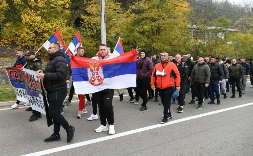 Srbi koji pešače sa Kosova ka Novom Sadu (Foto RTV)