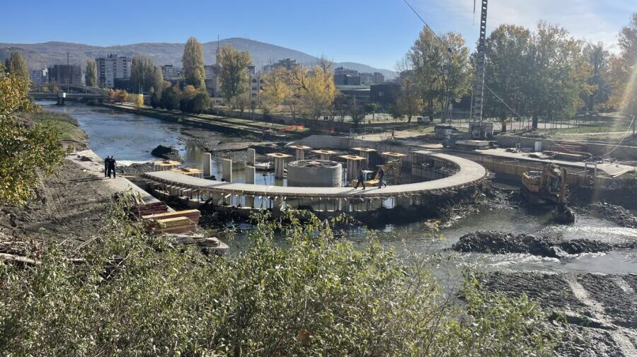 Severna Mitrovica: Poplava na gradilištu novog pešačkog mosta na Ibru Severna Mitrovica: Poplava na gradilištu novog pešačkog mosta na Ibru (Foto Radio Kontakt Plus)