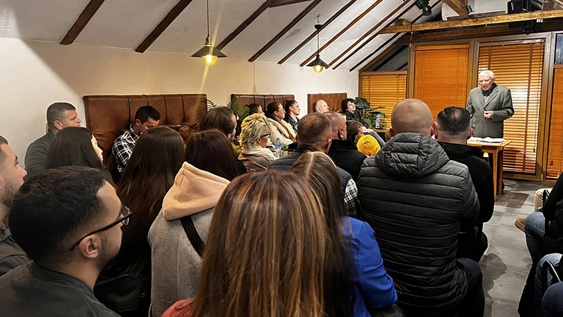 Velika Hoča: Izvedena monodrama „Čujte Srbi“ u interpretaciji Ljubivoja Tadića Monodrama „Čujte Srbi“ u Velikoj Hoči (Foto Radio Goraždevac)