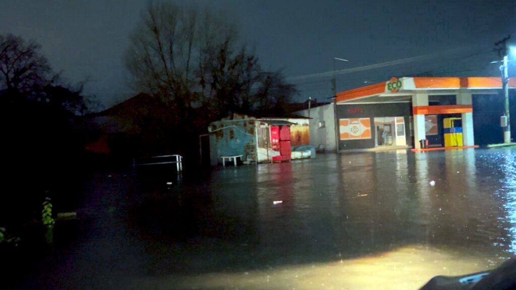 Zbog poplava evakuisano šest porodica širom Kosova, vatrogasci imali 76 intervencija Poplave na centralnom Kosovu zbog jake kiše - Preoce pod vodom (Foto Kim)
