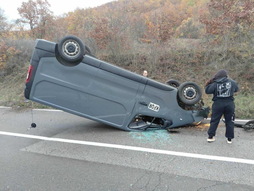 Kod Slatine se prevrnulo vozilo KFOR-a Kod Slatine se prevrnulo vozilo KFOR-a (Foto KoSSev)