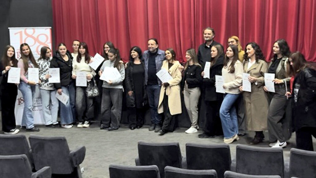 Polaznicima prve generacije UNS-ove Novinarske škole u Gračanici uručene diplome Polaznicima prve generacije UNS-ove Novinarske škole u Gračanici uručene diplome (Foto UNS)
