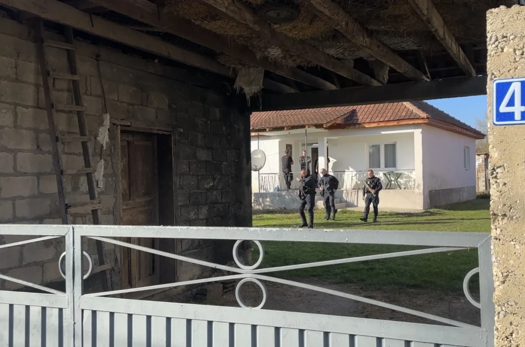 Kosovska policija pretresa kuću u Goraždevcu nakon hapšenja na Jarinju (Foto Radio Goraždevac)