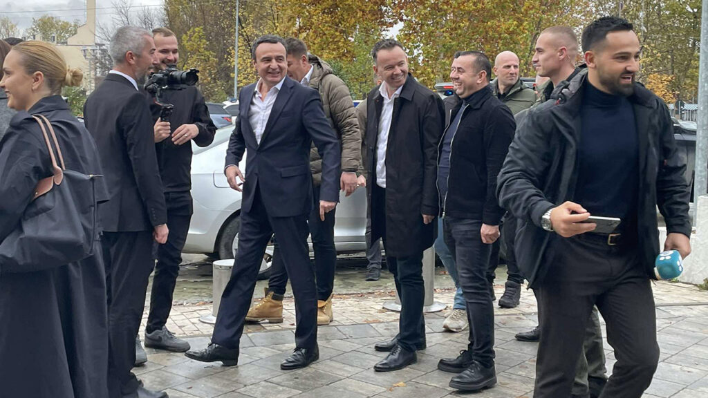 Prva Kurtijeva poseta Severnoj Mitrovici otkako je Samoopredeljenje izgubilo opštinu od Srpske liste Prva Kurtijeva poseta Severnoj Mitrovici otkako je Samoopredeljenje izgubilo opštinu od Srpske liste (Foto KoSSev)