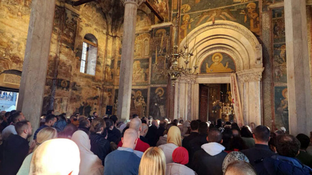 Simbol lepote i opstanka Simbol lepote i opstanka - vernici na slavi manastira Visoki Dečani (Foto Živiojin Rakočević)