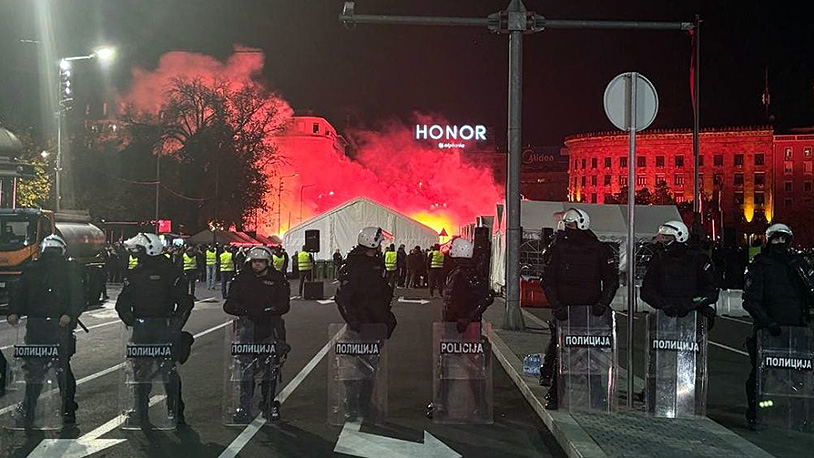 U Beogradu skup pristalica SNS-a i doček šetača sa Kosova, sa druge strane podrška Dijani Hrki Srbi sa Kosova stigli u Beograd (Foto Danas)