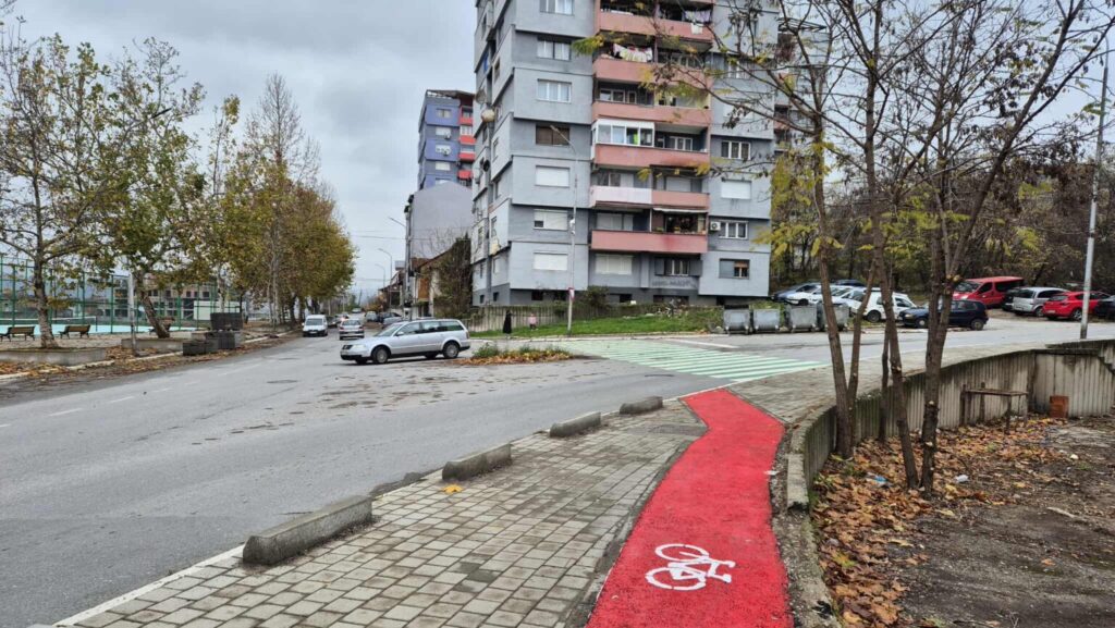Severna Mitrovica dobila novu biciklističku stazu u ulici Kolašinska Severna Mitrovica dobila novu biciklističku stazu u ulici Kolašinska (Foto KoSSev)