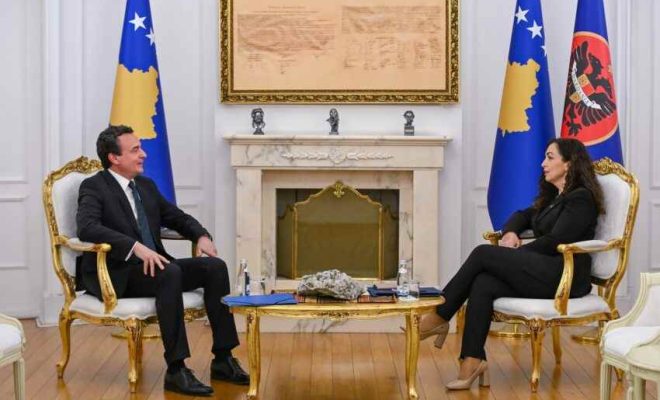Kratak sastanak Kurtija i Osmani usred političke neizvesnosti na Kosovu Kratak sastanak Kurtija i Osmani usred političke neizvesnosti na Kosovu (Printskrin Ekonomija onlajn)