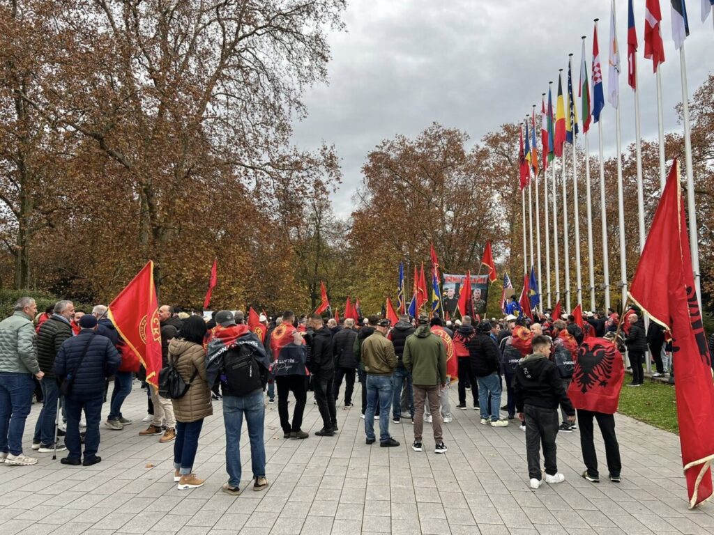 Protest u Strazburu protiv suđenja bivšim liderima OVK u Hagu Protest u Strazburu protiv suđenja bivšim liderima OVK u Hagu (Foto Ekonomia onlajn)