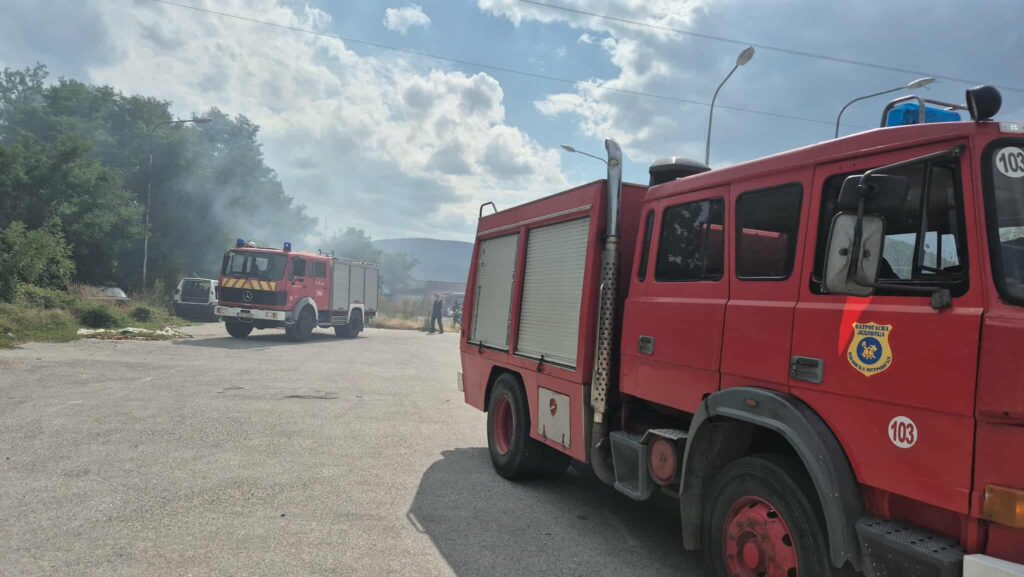 Usled požara u jednom stanu u Peći, 13 osoba hospitalizovano zbog udisanja dima (Foto KoSSev)