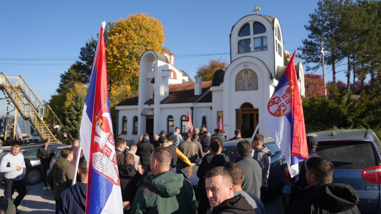 Pešaci sa Kosova u Preljini zapalili sveće i odali poštu tragično stradalima u padu nadstrešnice Pešaci sa Kosova u Preljini zapalili sveće i odali poštu tragično stradalima u padu nadstrešnice (Foto Kosovo onlajn)