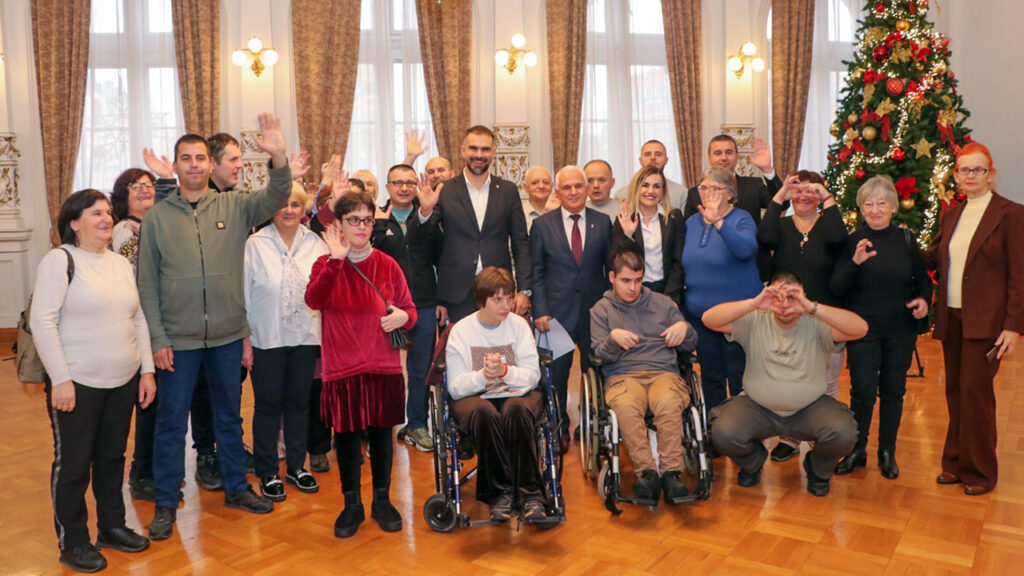 Deca i mladi iz Dnevnog centra „Podrži me“ u trodnevnoj poseti Novom Sadu Deca i mladi iz Dnevnog centra „Podrži me“ u trodnevnoj poseti Novom Sadu (Foto privatna arhiva, ustupljena fotografija)