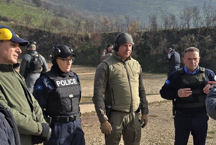 Kosovska policija i OEBS sertifikovali 18 instruktora za vatreno oružje Kosovska policija i OEBS sertifikovali 18 instruktora za vatreno oružje (Foto OEBS)