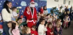 Deda Mraz podelio novogodišnje paketiće deci u Goraždevcu (Foto Radio Goraždevac)