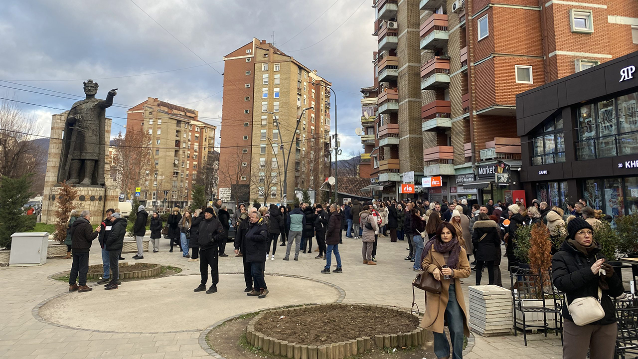 Glasači u Severnoj Mitrovici (Foto Radio Mitrovica sever)