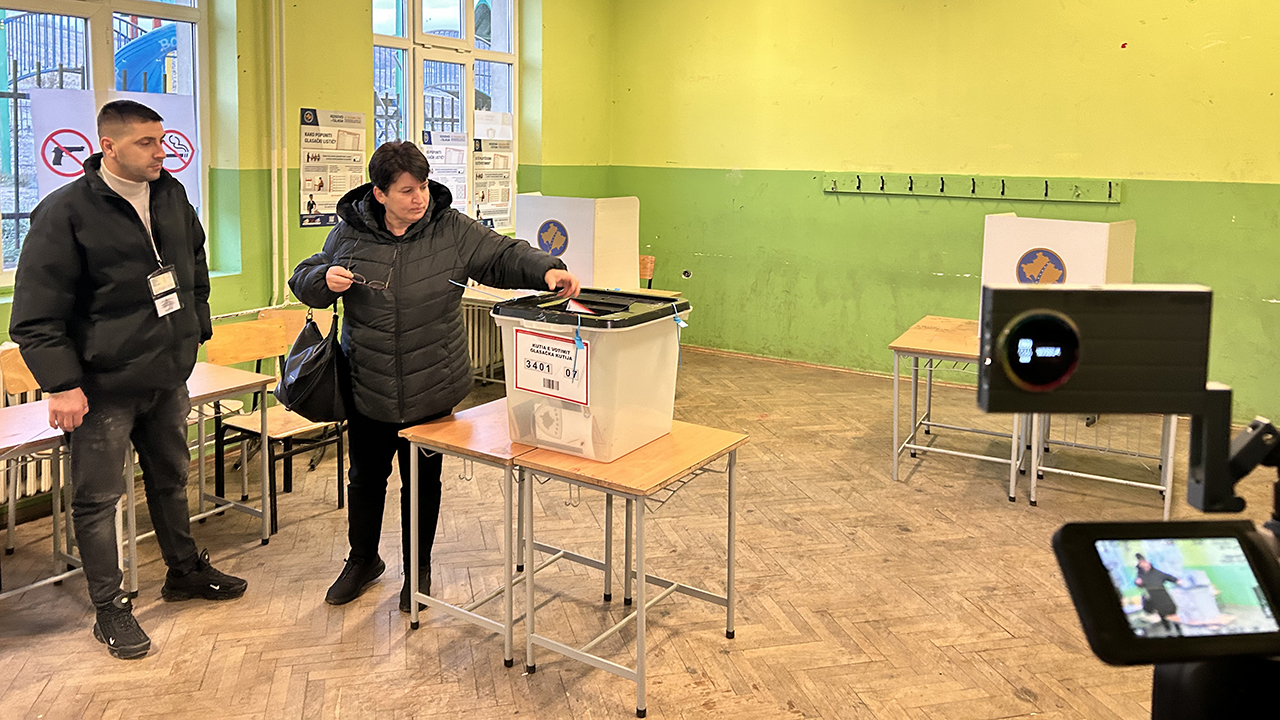 Glasanje na vanrednim parlamentarnim izborima u Gračanici (Foto Kim)