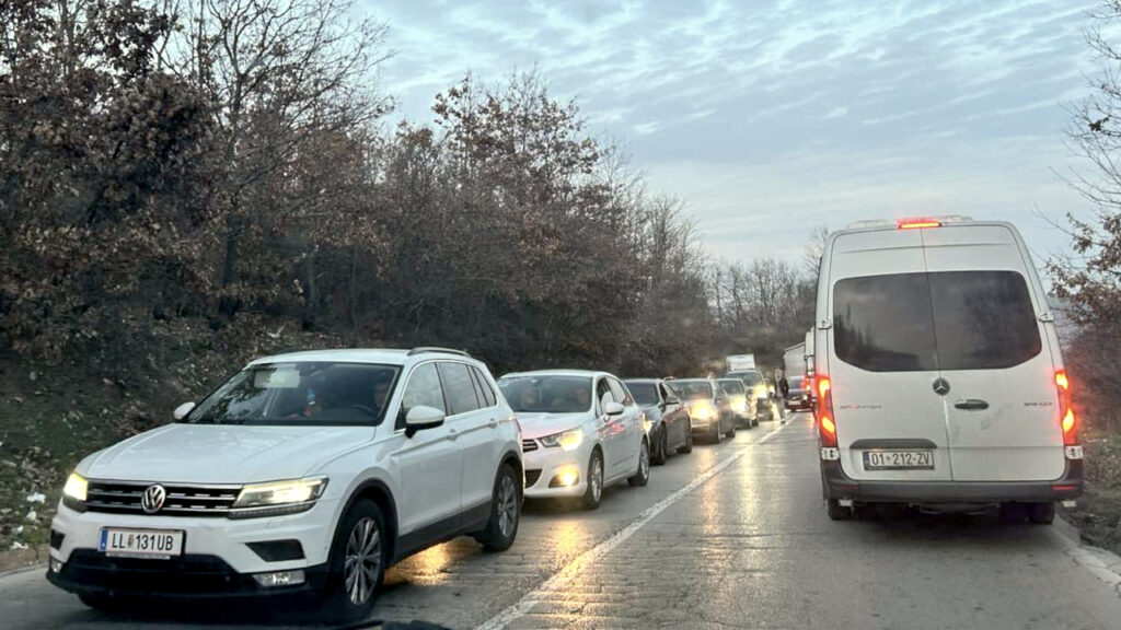 Gužva na Merdaru: Kolona vozila ka Kosovu duga više stotina metara Kolona vozila ka Kosovu (Foto Kim)