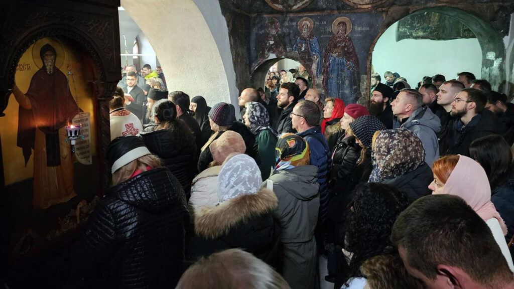 Ko će nas razdvojiti od svetinje - vernici u manastiru Devič (Foto Ž. Rakočević)