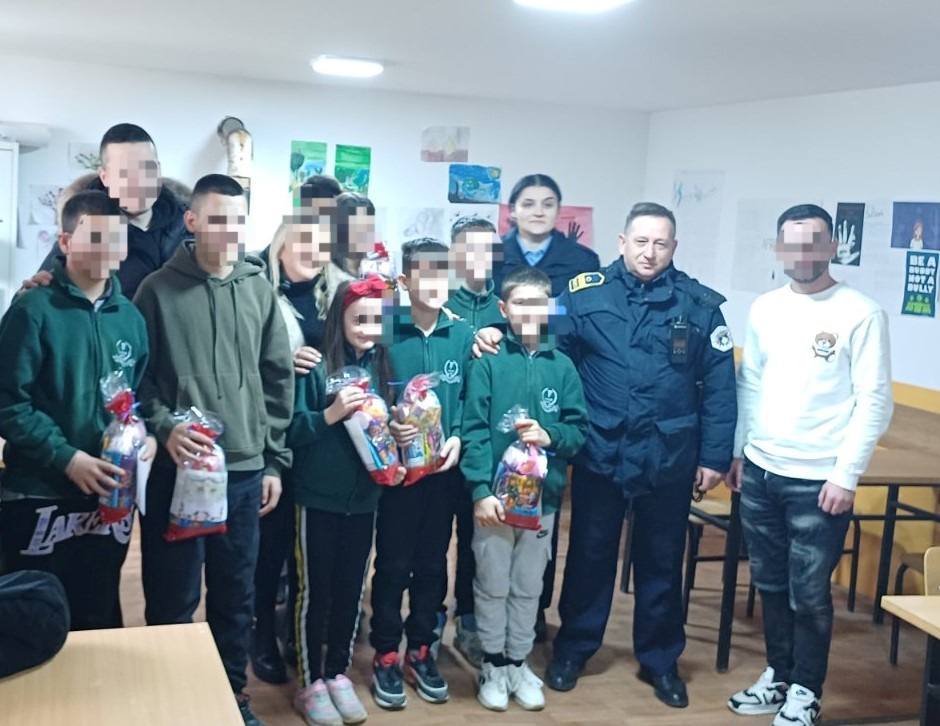 Kosovska policija podelila novogodišnje poklone deci na severu Kosovska policija podelila novogodišnje poklone deci na severu (Foto Kosovska policija)