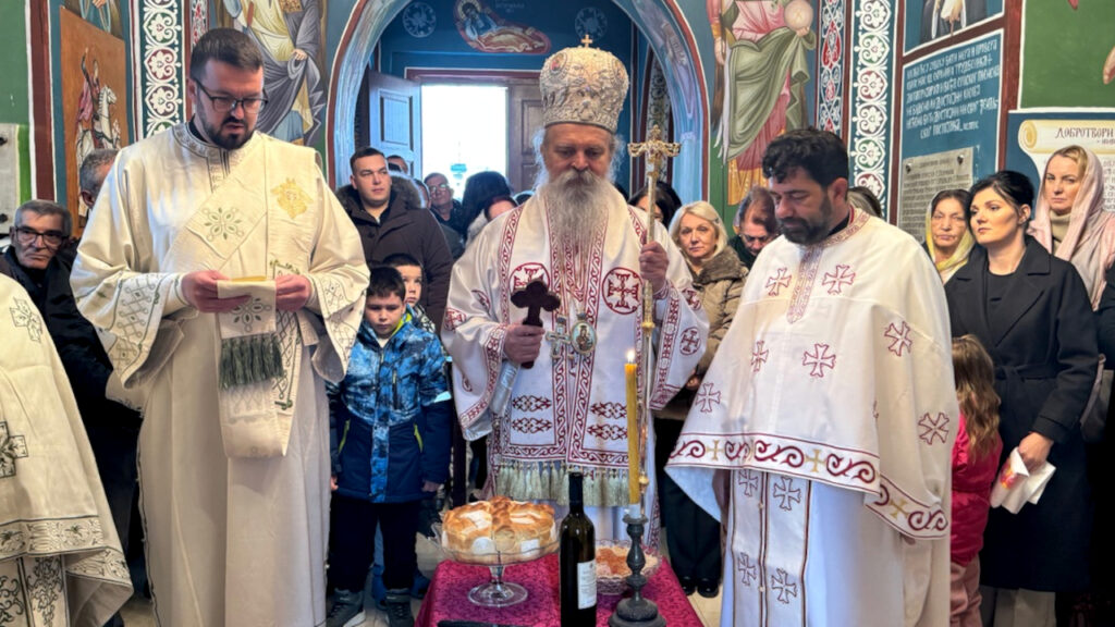 Mitropolit Teodosije u Bresju služio liturgiju povodom hramovne slave Mitropolit Teodosije služi liturgiju u hramu Svete Ekaterine u Bresju (Foto ERP)