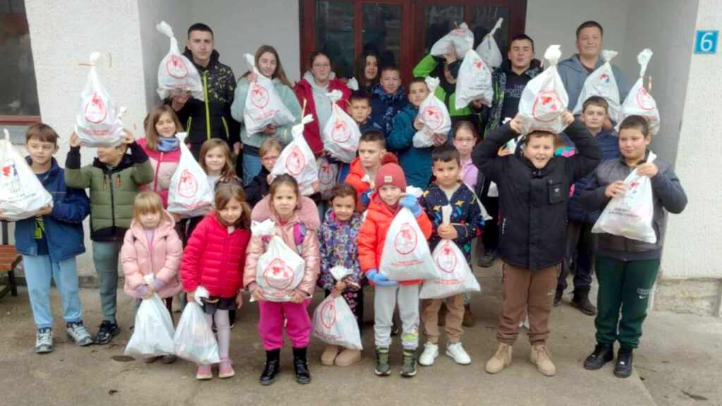 Nikoljdanski paketići za najmlađe u selima Banje, Osojane i Crkolez Nikoljdanski paketići za decu u selima Banje, Osojane i Crkolez koje je obezbedio Odbor za pomoć KiM iz Banja Luke (Foto Odbor za pomoć Kim)
