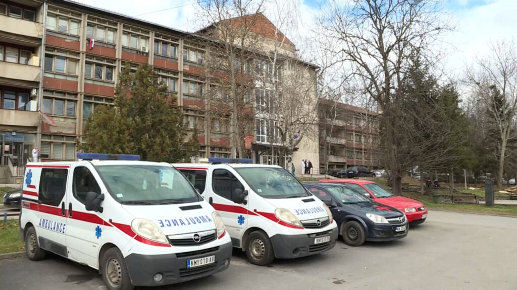 Odlaganje zapošljavanja u zdravstvu - tehnička odluka ili politički potez? KBC Kosovska Mitrovica, ilustracija (Foto Radio Kontakt Plus)