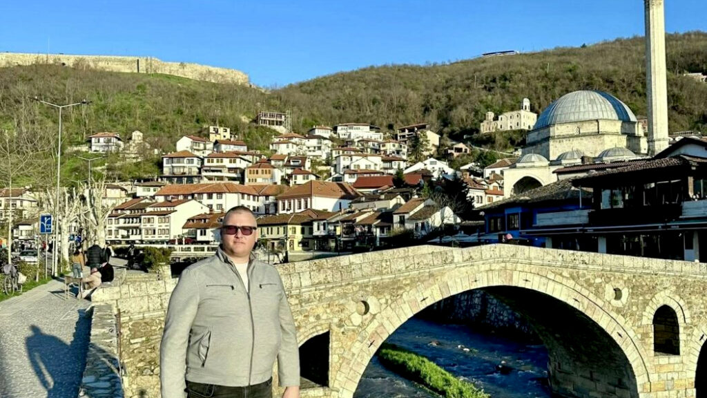 Oliver Paunović u Prizrenu - kosovitis je bolest koja se leči jednim putovanjem (Foto preuzet sa portala niskevesti.rs)
