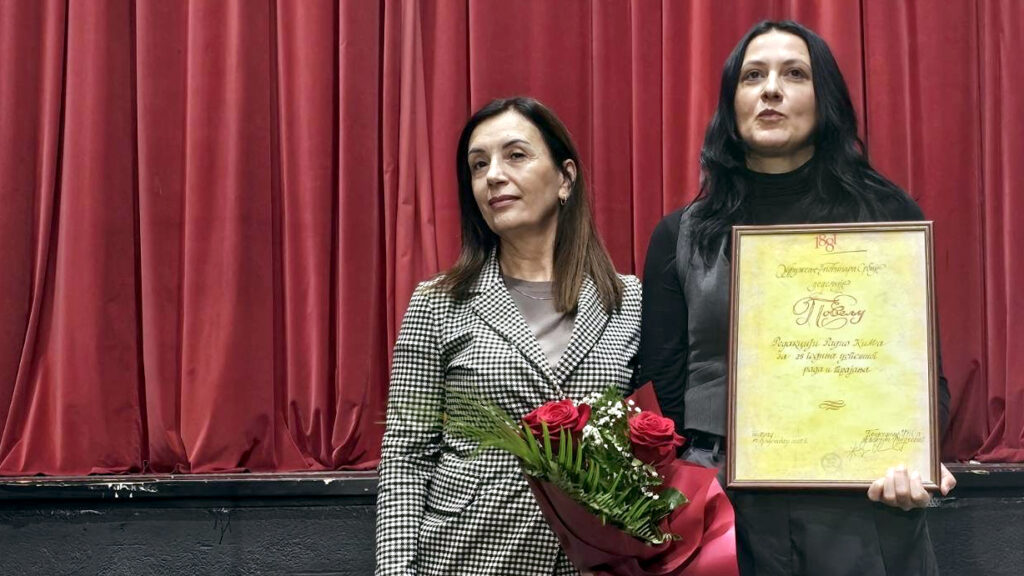 UNS dodelio Povelju Radiju Kim za 25 godina rada, uručene i novinarske nagrade UNS dodelio Povelju Radiju Kim za 25 godina rada - potpredsednica UNS Olivera Milošević i urednica Kim radija Zorica Vorgučić (Foto Daniela Tomašević)