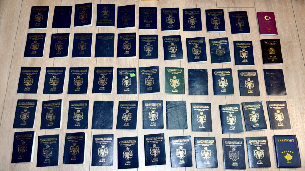 Uhapšene dve osobe u Prištini zbog sumnje na krijumčarenje migranata Uhapšene dve osobe u Prištini zbog sumnje na krijumčarenje migranata (Foto Kosovska policija)