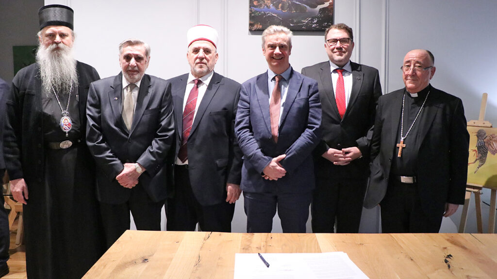 Zajednička deklaracija lidera verskih zajednica protiv rodno zasnovanog nasilja Zajednička deklaracija verskih vođa na Kosovu o rodno zasnovanom nasilju i ljudskom dostojanstvu (Foto ambasada Velike Britanije u Prištini)