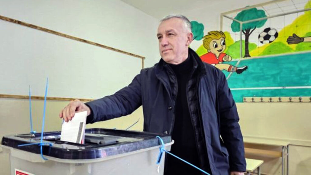 Srpska lista: Po preliminarnim rezultatima uzeli smo svih deset mandata Zlatan Elek je glasao u OŠ "Sveti Sava" u Severnoj Mitrovici (Foto Radio Kontakt Plus)