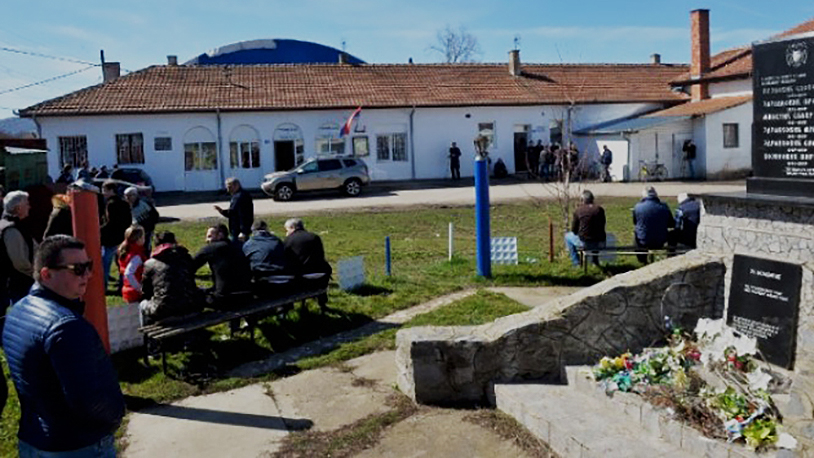 Prilužje: Nezadovoljni zbog zapošljavanja u zdravstvu traže odgovore u Kanceliji za KiM Prilužje: Nezadovoljni zbog zapošljavanja u zdravstvu traže odgovore u Kanceliji za KiM