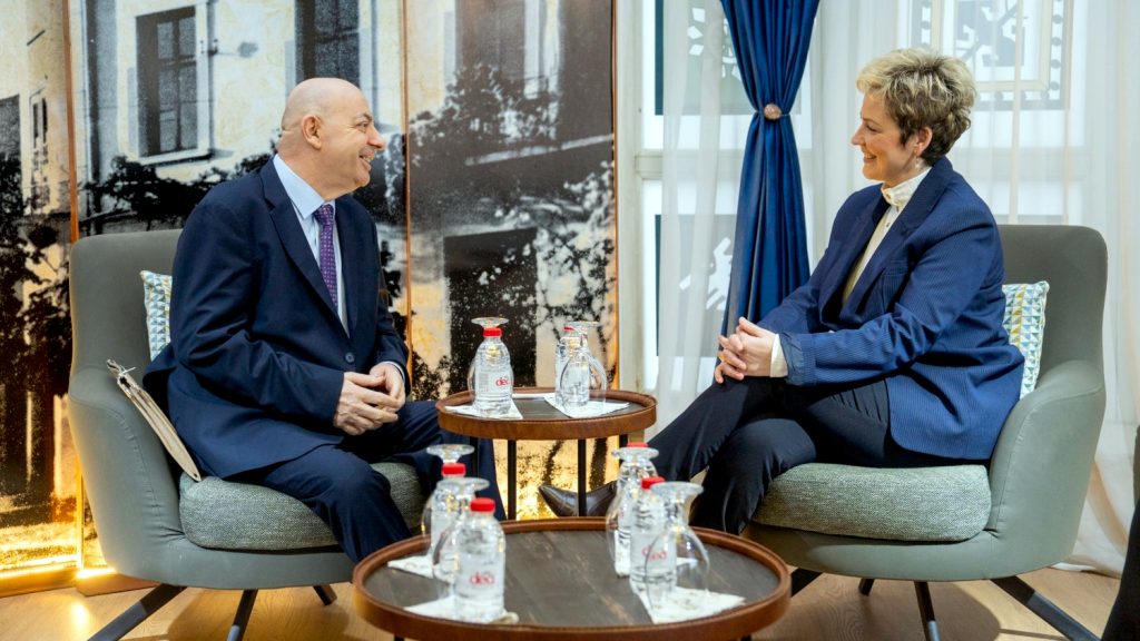 Ardita Sinani sa predstavnikom Kosova u Beogradu Jetišem Jašarijem (Foto Fejsbuk@Ardita Sinani)