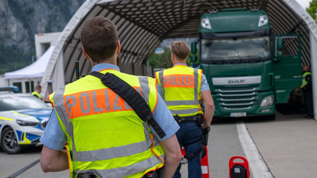 Birokratija EU pravi dnevnu štetu ekonomijama Zapadnog Balkana od sto miliona evra Birokratske procedure EU o boravku profesionalnih vozača u Šengenskoj zoni prave dnevnu štetu ekonomijama Zapadnog Balkana od sto miliona evra, ilustracija (Foto Peter Kneffel/dpa)