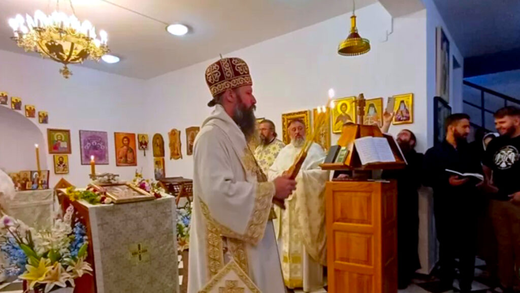 Vladika Ilarion poručuje da je Božić Bog u detetu i da ne treba u bližnjem videti vuka, već graditi mir i zajedništvo.