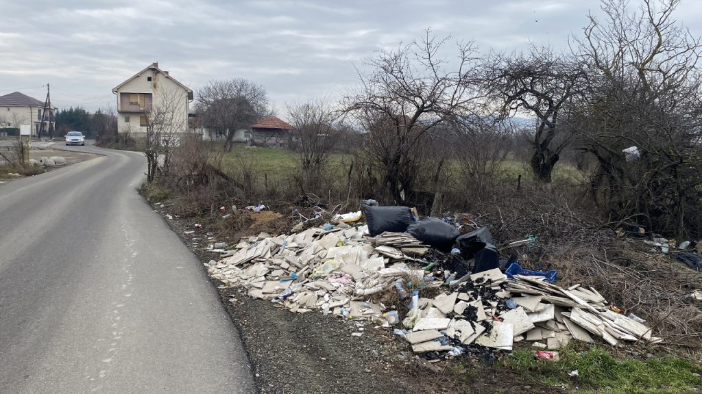 Divlja deponija na izlazu iz Čaglavice Divlja deponija na izlazu iz Čaglavice (Foto Kim)