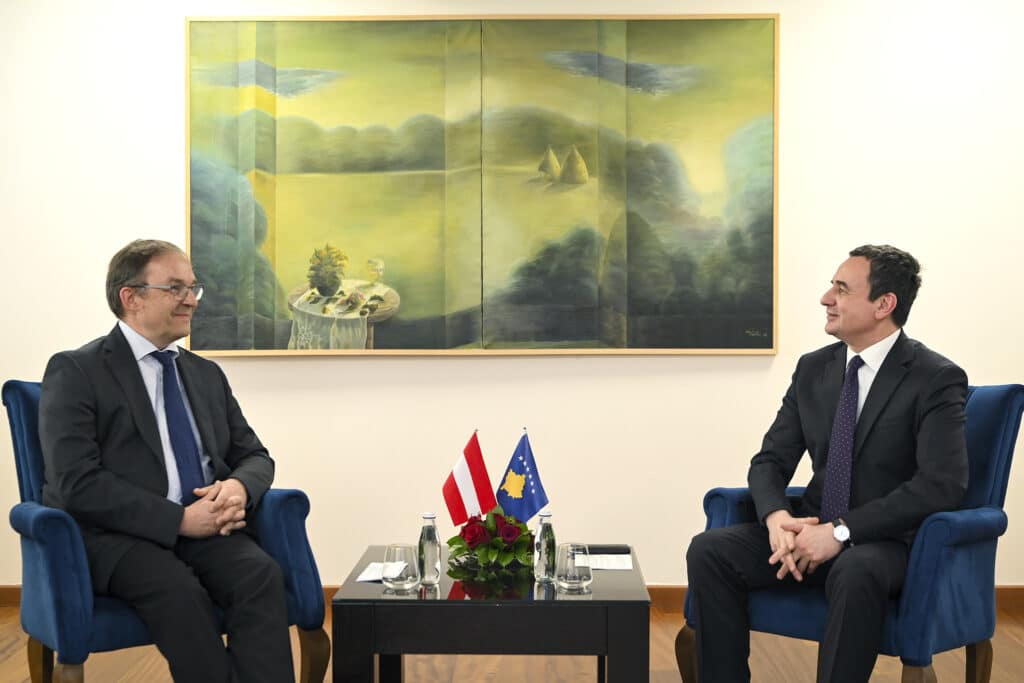 Kurti sa austrijskim ambasadorom o situaciji na Kosovu i formiranju vlade Kurti sa austrijskim ambasadorom o situaciji na Kosovu i formiranju vlade (Foto Kabinet kosovskog premijera)