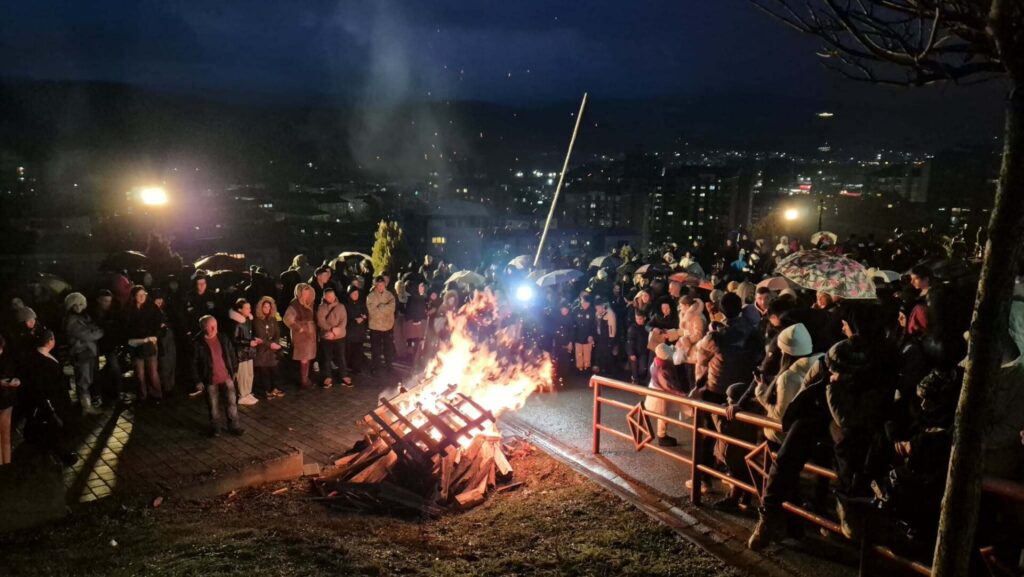 Uprkos kiši, više stotina vernika ispred hrama Svetog Dimitrija na paljenju badnjaka (Foto KoSSev)