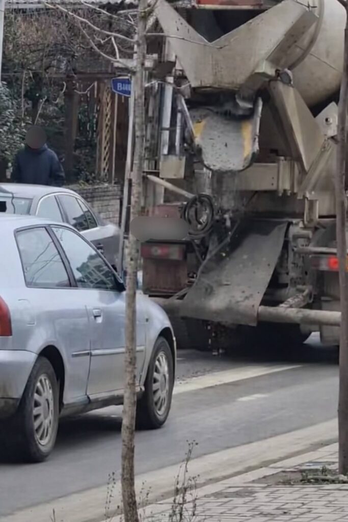 Priština: Firma i vozač kažnjeni zbog zagađivanja puta Priština: Firma i vozač kažnjeni zbog zagađivanja puta (Foto Kosovska policija)