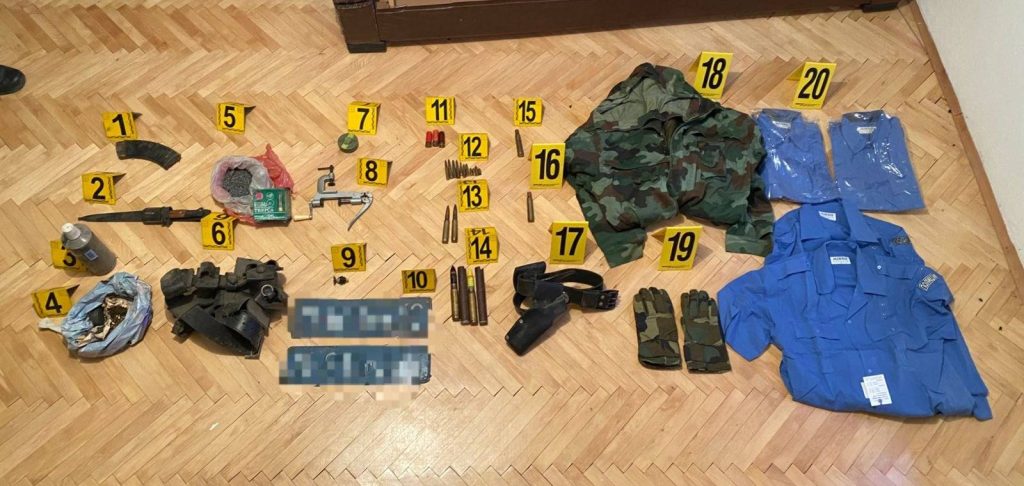 U napuštenoj kući u Severnoj Mitrovici „po dojavi građana“ pronađene eksplozivne naprave U napuštenoj kući u Severnoj Mitrovici "po dojavi građana" pronađene eksplozivne naprave (Foto Kosovska policija)