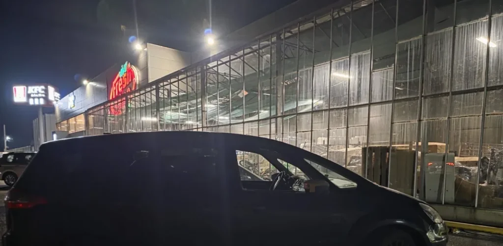 Radio Goraždevac: Obijen automobil sa srpskim tablicama ispred marketa u Peći Radio Goraždevac: Obijen automobil sa srpskim tablicama ispred marketa u Peći (Foto Preuzeto sa Radio Goraždevac)