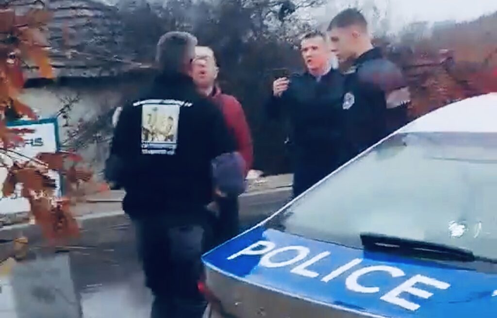 Badnji dan: Policija od Srba iz Dobrotina tražila da skinu majice sa crkvenim motivima Badnji dan: Policija od Srba iz Dobrotina tražila da skinu majice sa crkvenim motivima (Foto printscr G. Gudžić)