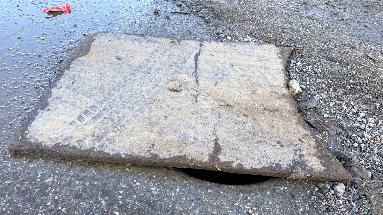 Improvizovani poklopac šahte ispred Srednjoškolskog centra u Lapljem Selu (Foto Kim)