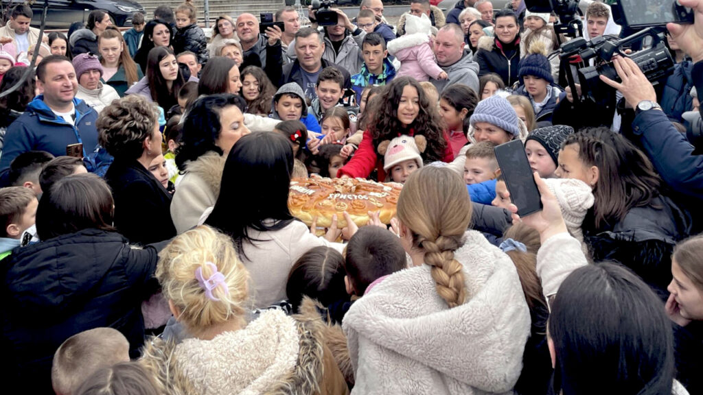 Lomljenje božićne česnice u Gračanici 7. januara Lomljenje božićne česnice u Gračanici 2025. (Foto arhiva Kim)
