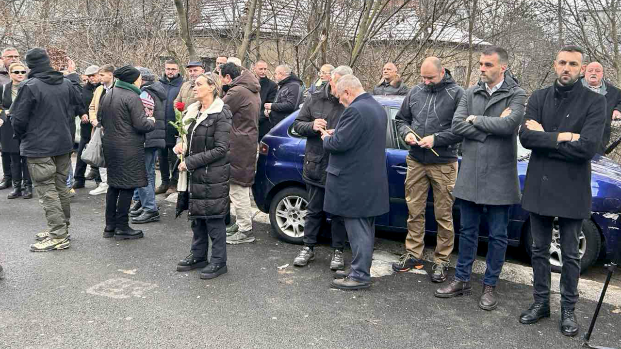 Okupljeni kod mesta ubistva Olivera Ivanovića u Severnoj Mitrovici (Foto Kim)