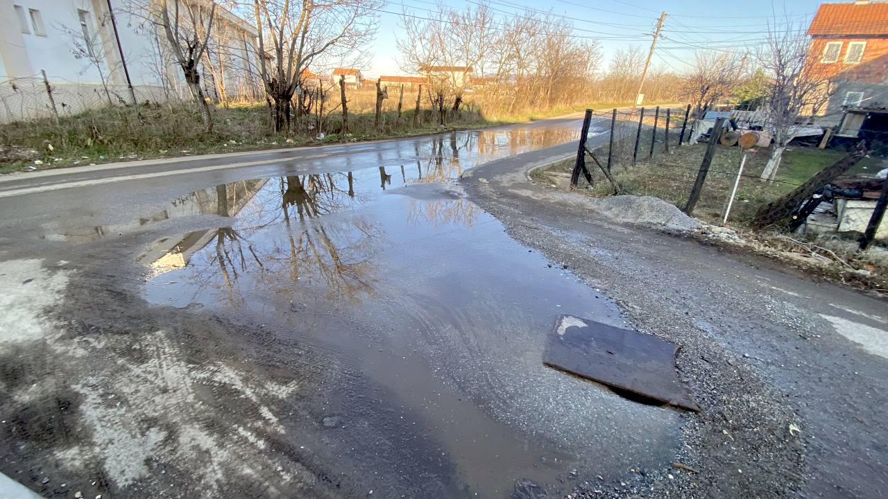 Poplavljena ulica Cara Dušana u Lapljem Selu iz drugog ugla (Foto Kim)