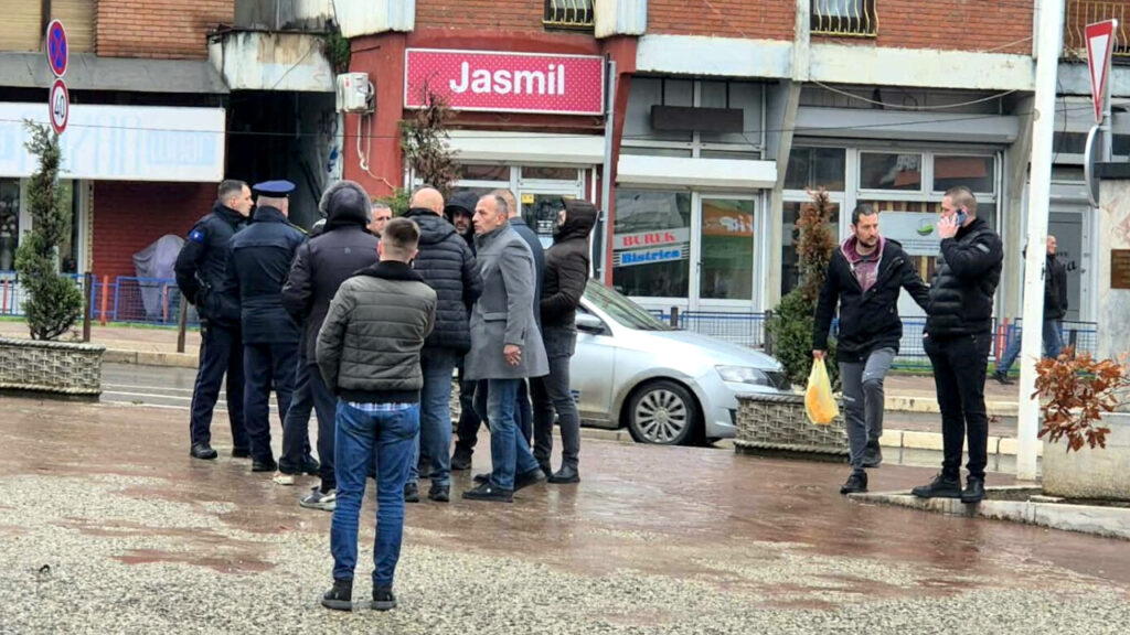 Predstavnici Opštine Severna Mitrovica u razgovoru sa pripadnicima Kosovske policije (Foto KoSSev)