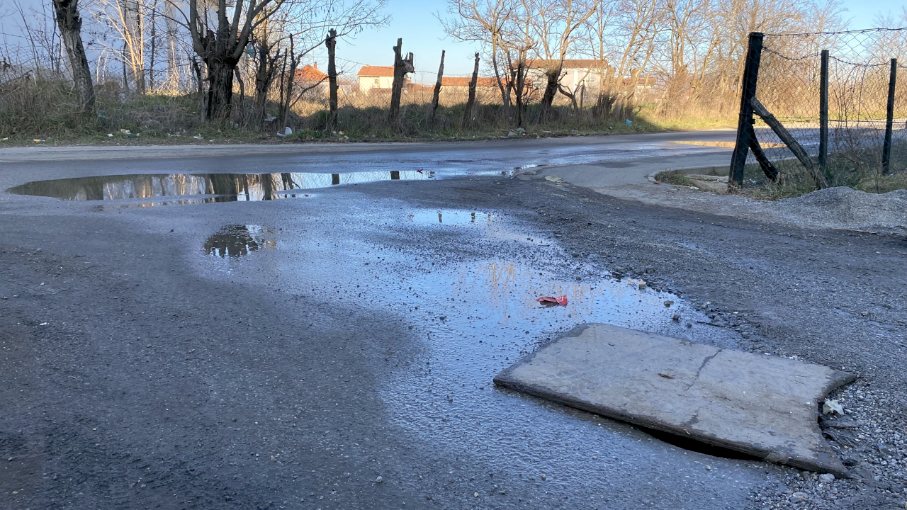 Šahta pokrivena improvizovanim poklopcem u Lapljem Selu (Foto Kim)