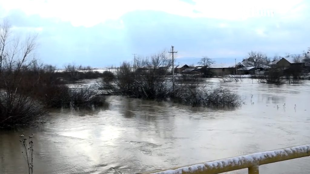 Sitnica se izlila iz korita Sitnica se izlila iz korita (Foto arhiva Kim)