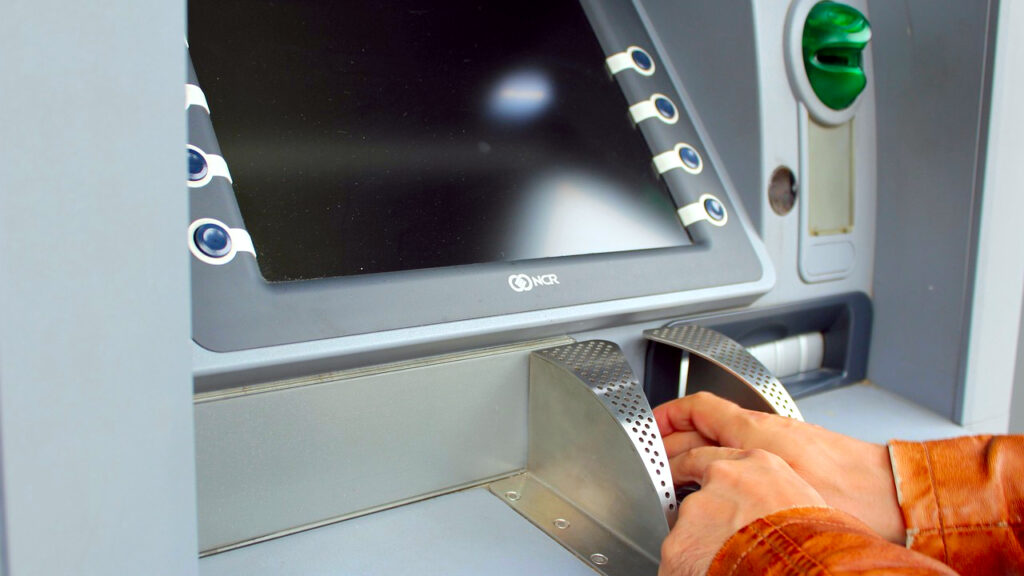 Sumnja na falsifikovani novac u bankomatu, ilustracija (Foto Pixabay)